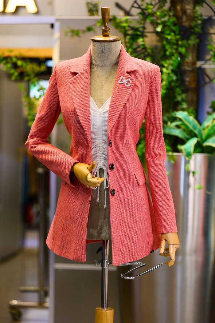 services-04 Stylish pink blazer displayed on a mannequin, perfect for fashion inspiration in boutiques.